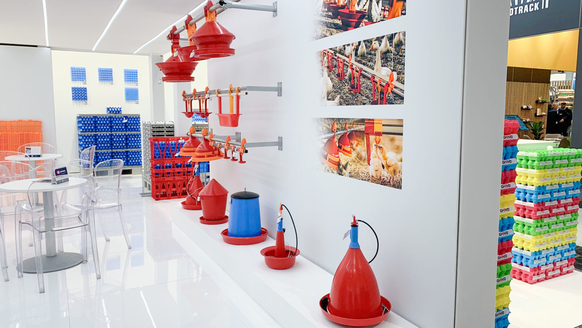 Prodotti esposti (gabbie, alveoli) - biografia Oscar Giordano