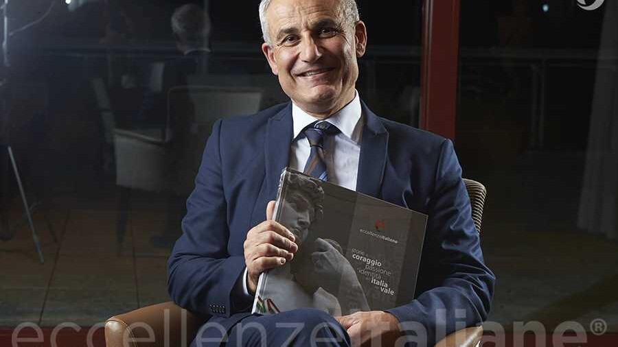 Carmelo Basile con il volume di Eccellenze Italiane (ed.2016) Carmelo Basile con il volume di Eccellenze Italiane (ed.2016)