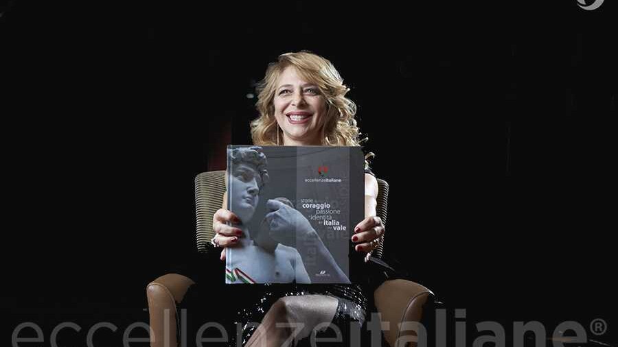 Emanuela Rossi con il volume di Eccellenze Italiane (ed. 2017) Emanuela Rossi con il volume di Eccellenze Italiane (ed. 2017)