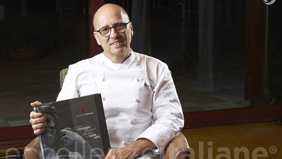 Heinz Beck con il volume di Eccellenze Italiane (Ed. 2016) Heinz Beck con il volume di Eccellenze Italiane (Ed. 2016)