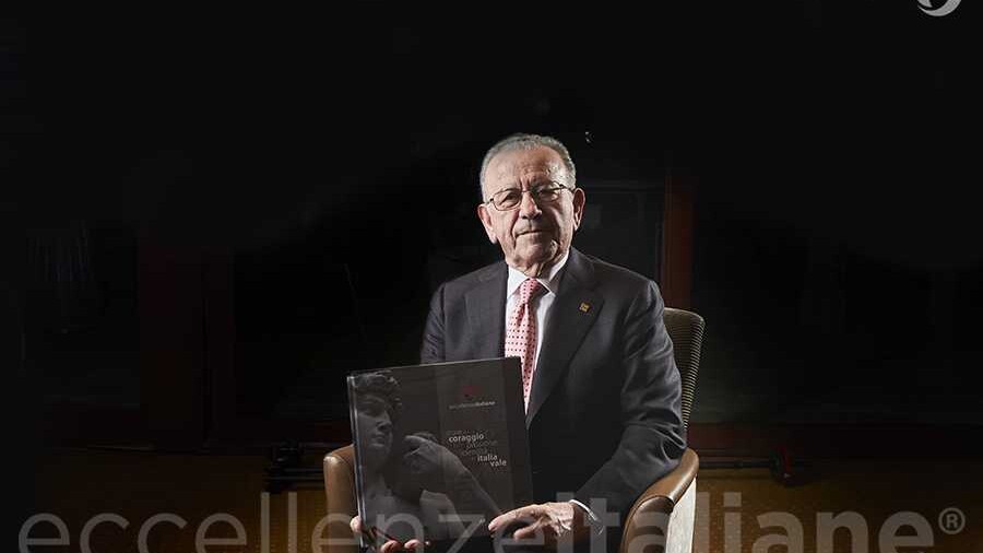 Patrizio Podini con il volume di Eccellenze Italiane (ed 2016) Patrizio Podini con il volume di Eccellenze Italiane (ed 2016)