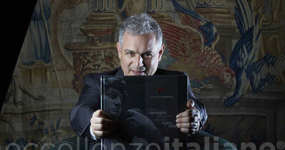 Piero Muscari con il volume di Eccellenze Italiane (ed. 2016) Piero Muscari con il volume di Eccellenze Italiane (ed. 2016)