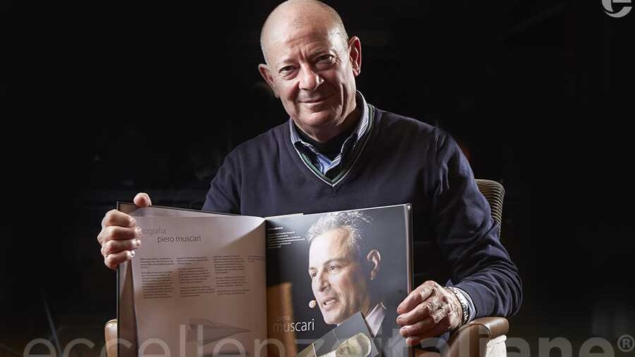 Silvio Vigliaturo con il volume di Eccellenze Italiane (ed. 2016) Silvio Vigliaturo con il volume di Eccellenze Italiane (ed. 2016)